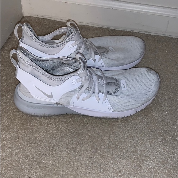 Nike tennis shoes - Picture 2 of 4